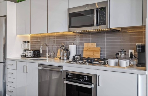 Connaught Apartment | Calgary Tower View | Central DT | Gym