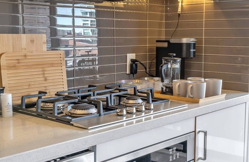 Connaught Apartment | Calgary Tower View | Central DT | Gym