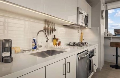 Connaught Apartment | Calgary Tower View |King Bed | 2BR |AC | Pool |Gym