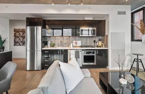 Beltline Apartment | Calgary Tower View | King Bed |AC | Gym | 2BR