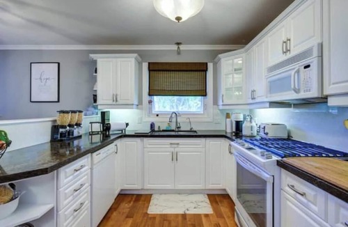 Wasaga Beach Apartment | Cali's Wasaga Beach B&B House