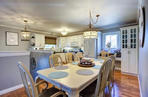 Wasaga Beach Apartment | Cali's Wasaga Beach B&B House