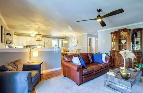 Wasaga Beach Apartment | Cali's Wasaga Beach B&B House