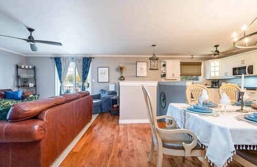 Wasaga Beach House | Cali's Wasaga Beach House
