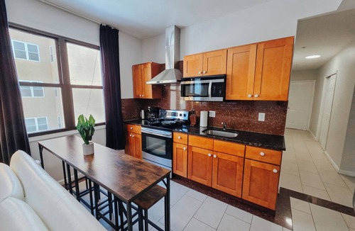 Chinatown Apartment | Caliber/2 King Beds/Elevator/2 Ensuite/W/D