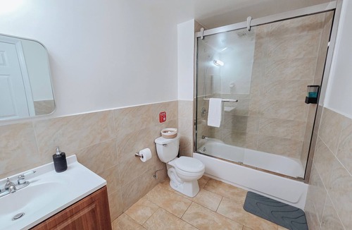 Chinatown Apartment | Caliber/2 King Beds/Elevator/2 Ensuite/W/D