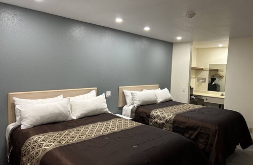 Victorville Hotel | California Inn & Suites Adelanto US 395