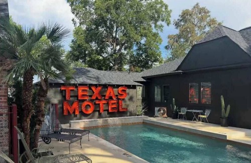 Greater Heights Apartment | calla lily: poolside,hot tub,Easy World Cup Access