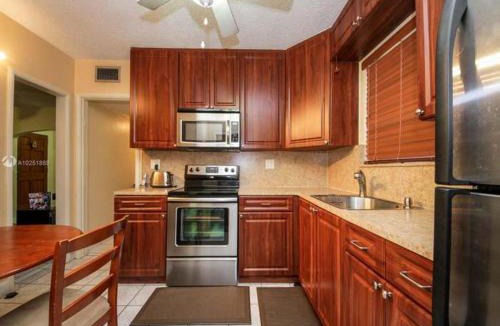 Coral Way Hotel | Calle 8 Hotel