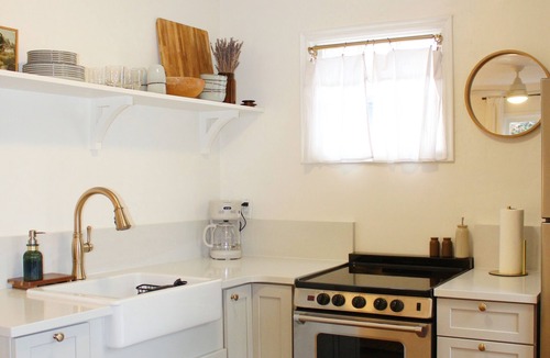 Canyon Rim Cottage | Calm, Cozy Mountain-View Guesthouse with Full Kitchen
