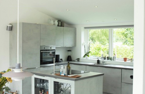 Holloselund House | Calm in modern house near water