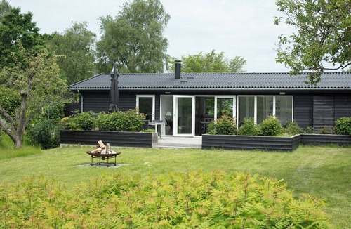Holloselund House | Calm in modern house near water