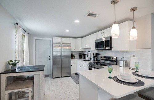 Bayshore Gardens House | Calm Sea Cottage: New Renovation, Modern 2BR