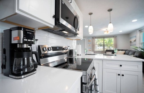 Bayshore Gardens House | Calm Sea Cottage: New Renovation, Modern 2BR