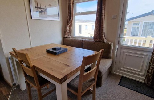 Dymchurch Apartment | Calm Waters