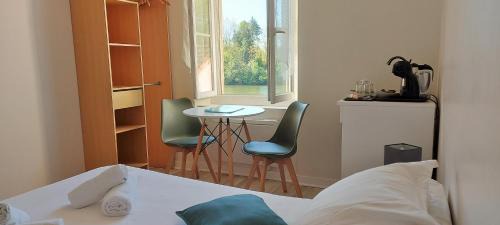 Laroche-Saint-Cydroine Bed & Breakfast | Calme au bord de l'eau