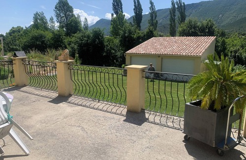 Les Omergues Cottage | Calme, Verdure et vue sur la Montagne de Lure