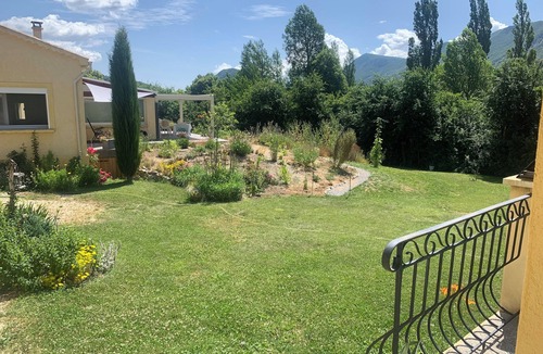 Les Omergues Cottage | Calme, Verdure et vue sur la Montagne de Lure