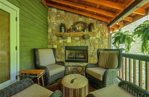 McCaysville Cabin | Calming Creekfront Cabin