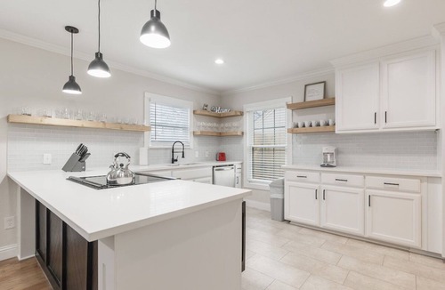 Arlington Heights House | Calmont Urban Farmhouse: 4-Bedroom Stylish Stay