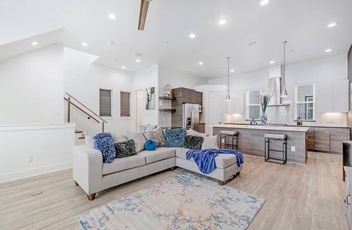 Dallas House | Cam's Cozy Luxurious Modern Home