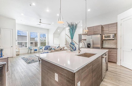 Dallas House | Cam's Cozy Luxurious Modern Home