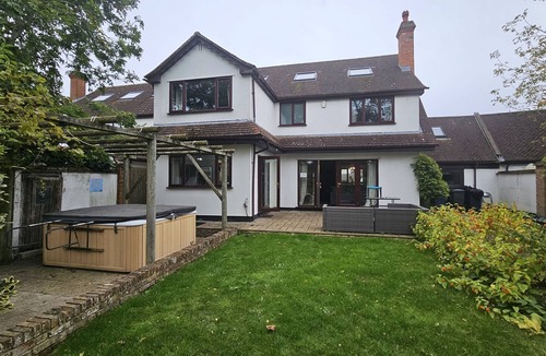 Cambridge House | Cambridge Hot Tub Free Parking