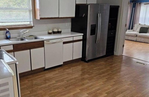 Weldon Spring Heights House | Cambrook - 5 bedrm - 8 Beds 2 bathrooms