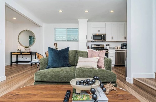 Coronado House | Camellia Suite I Walkable Near Shops + Dining