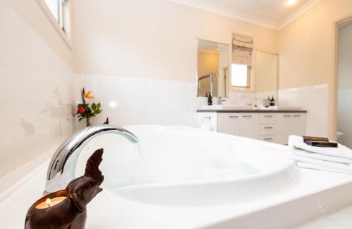 North Tamborine Cabin | Camelot Boutique Accommodation