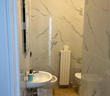 Cislago Apartment | Camera con bagno Mirjana