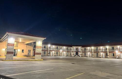 Victoria Hotel | Cameron inn and Suites