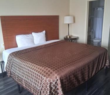 Victoria Hotel | Cameron inn and Suites