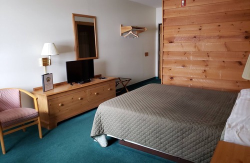 Rib Lake Hotel | Camp 28