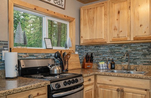 Ardenvoir Cabin | Camp David 1 Bedroom Home by NW Comfy Cabins