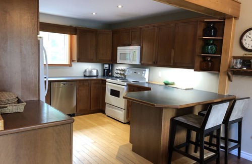 Kearney Cottage | Camp David Beautiful five bedroom cottage-Private Beach