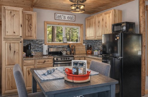 Ardenvoir Cabin | Camp David | Hot Tub | ROKU | Couples | Deck