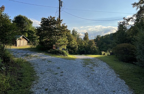 Nebo Cottage | Camp Hideaway Whippoorwill Cottage @ Nebo, Lake James NC