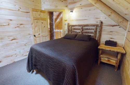 Monticello Cabin | Camp Jackson Group Resort