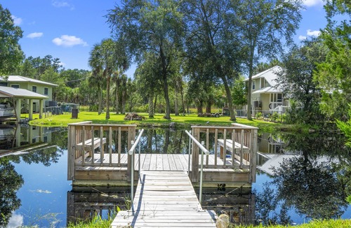 Homosassa House | Camp Oakie Sleeps 10 on canal with dock with direct access to Homosassa River