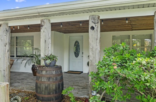 Homosassa House | Camp Oakie Sleeps 10 on canal with dock with direct access to Homosassa River