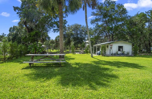 Homosassa House | Camp Oakie Sleeps 10 on canal with dock with direct access to Homosassa River