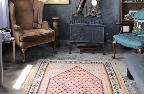 Palmyra House | Camp out in an antique tiny barn, the laundry on the farm in 1912.
