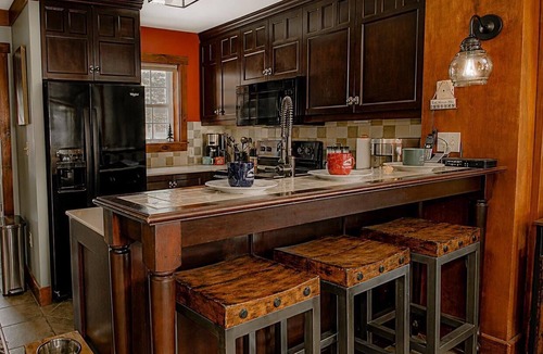 Snowshoe House | Camp Shadow 4848 – Summer Mnt Retreat | Pet Friendly, Fresh Air & Relaxation