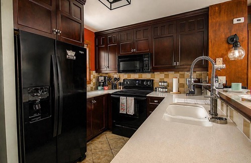 Snowshoe House | Camp Shadow 4848 – Summer Mnt Retreat | Pet Friendly, Fresh Air & Relaxation