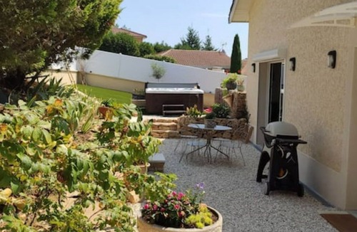 Panossas House | Campagne et Jacuzzi . C'est Cosy le Bumble Bee !