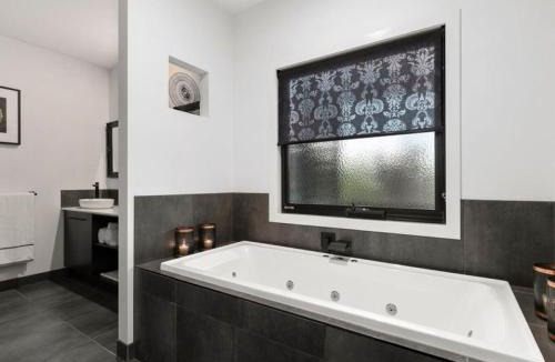 Meeniyan Hotel | Campania Spa Suite 2