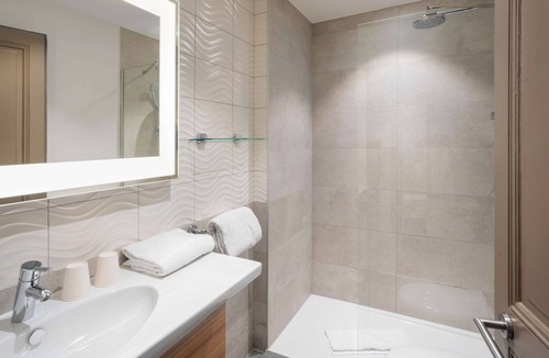 Annecy Old Town Hotel | Campanile Annecy Centre - Gare