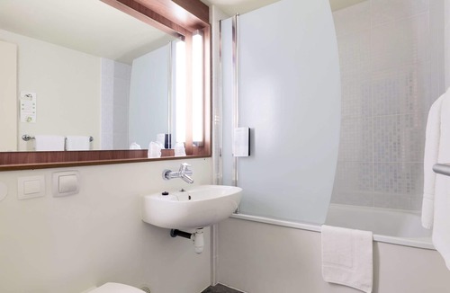 Fouquieres-les-Bethune Hotel | Campanile Bethune Fouquieres
