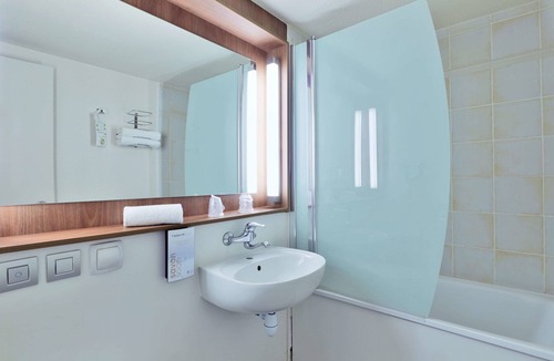 Ecully Hotel | Campanile Lyon Ecully